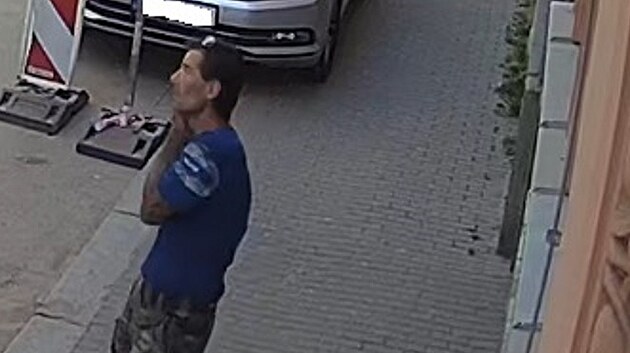 Police ptr po zlodji, kter se do zaparkovanho aut v Brn dostal kusem betonu.