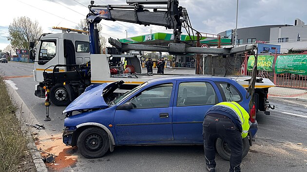 Zdrogovan idi ujdl policii, na kiovatce v Praze 8 se stetl s projdjcm autem. (7. listopadu 2021)