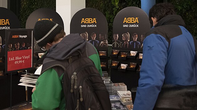Prvn den prodeje novho alba skupiny ABBA v berlnskm obchodnm dom. (5. listopadu 2021)