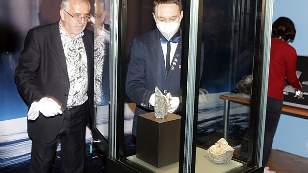 Policejní eskorta přivezla do Vlastivědného muzea v Olomouci kylešovické meteority. Na snímku Břetislav Holásek,Martin Kováček a Jana Horáková ze Slezského zemského muzea v Opavě.