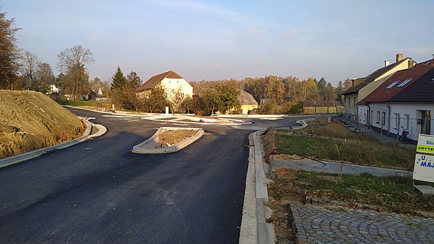 Nov� kruhov� objezd v Tel�i na v�padovce na Jihlavu sice je�t� ani nebyl zprovozn�n, mnoz� �idi�i ho v�ak u� nyn� kritizuj�.