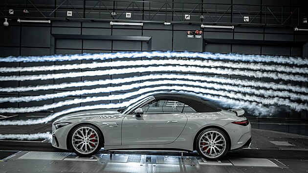 Propracovanou aerodynamiku Mercedesu-AMG SL podporuje vsuvn zadn kdlo.