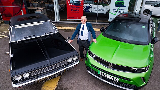 Na momentce na rozlouenou stoj Bryan Webb mezi modelem Vauxhall Viscount z pelomu 60. a 70. let a novou elektrickou mokkou.