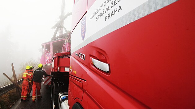 Hasi�i odstranili zdemolovanou kabinu lanovky na Je�t�du pomoc� je��bu.