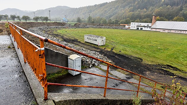 Ve Vsetíně začala demolice atletického stadionu na Ohradě. Příští rok radnice zahájí stavbu nového sportoviště za zhruba 140 milionů korun.