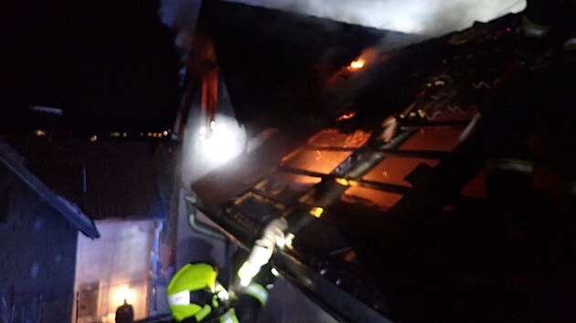 Hasiči zasahovali u požáru rodinného domu v Ludkovicích na Zlínsku. Plameny se rozšířily do neobývaného podkroví.