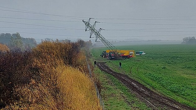 Nahnutý sloup, do kterého narazil traktor, zastavil provoz na D35 u Olomouce.
