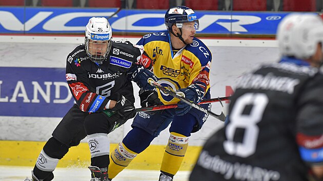 22. kolo hokejov extraligy: HC Energie Karlovy Vary - PSG Berani Zln. Zleva: Ji Kulich z Karlovch Var, Pavel Kubi ze Zlna
