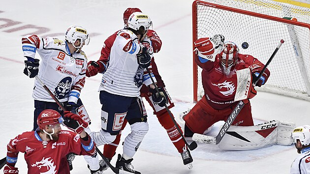Utk�n� 22. kola hokejov� extraligy: HC Ocel��i T�inec - Ryt��i Kladno. Situace p�ed t�ineckou brankou, vpravo je g�lman Marek Mazanec z T�ince.