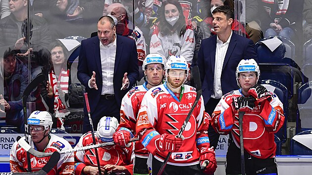 Utk�n� 23. kola hokejov� extraligy: HC Dynamo Pardubice - Mountfield Hradec Kr�lov�. Zleva tren�r Pardubic Richard Kr�l a asistent tren�ra Pardubic Petr S�kora.