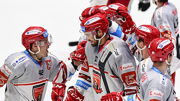 Utkn 23. kola hokejov extraligy: HC Dynamo Pardubice - Mountfield Hradec Krlov. Zleva Petr Koukal a Ahti Oksanen oslavuj vyhran utkn.