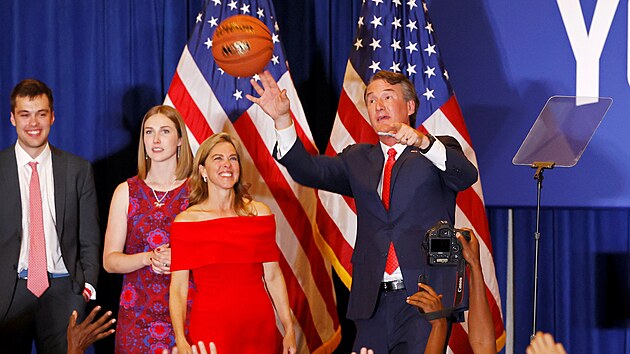 Zvolen guvernr Virginie Glenn Youngkin hz fanoukm podepsan basketbalov m, zatmco jeho ena Suzanne zdrav pznivce v sle.