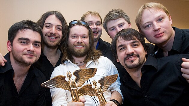 Krajčova kapela Kryštof získala hudební cenu Anděl v kategorii Skupina roku už čtyřikrát. Snímek je z roku 2008, kdy ji dostali podruhé, proto má Richard Krajčo v ruce sošky dvě.