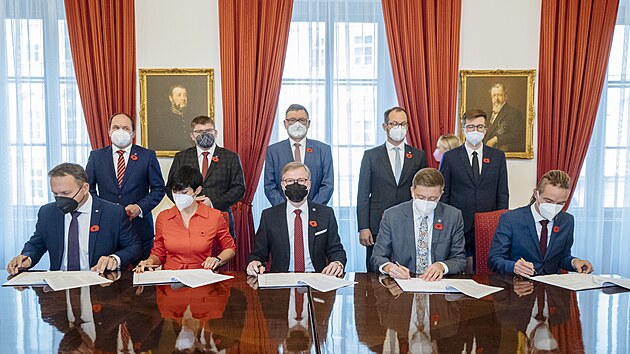 Lídři pěti stran koalice SPOLU (ODS, KDU-ČSL a TOP 09), Pirátů a hnutí STAN dnes podepsali hodinu před polednem koaliční smlouvu. (8. listopadu 2021)