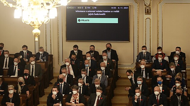 Po ticeti dnech od voleb se sela nov sloen Snmovna kvli tomu, aby zvolen poslanci sloili slib. (8. listopadu 2021)