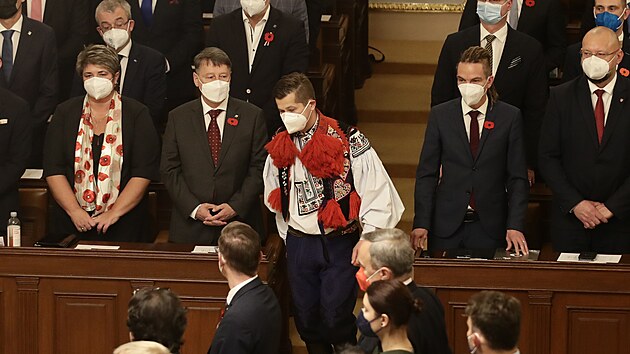 Po ticeti dnech od voleb se sela nov sloen Snmovna kvli tomu, aby zvolen poslanci sloili slib. Na snmku (uprosted) Ji Hork za SPOLU a starosta Buovic dorazil v kroji. (8. listopadu 2021)