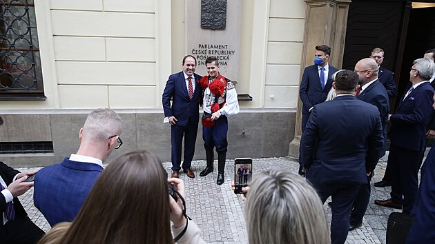 Po t�iceti dnech od voleb se sch�z� nov� slo�en� Sn�movna. Zvolen� poslanci slo�� v pond�l� slib a z��d� mand�tov� a imunitn� v�bor. Po ustavuj�c� sch�zi mus� podle �stavy vl�da d�t demisi. Na sn�mku Ji�� Hor�k za SPOLU a starosta Bu�ovic dorazil v kroji. (8. listopadu 2021)