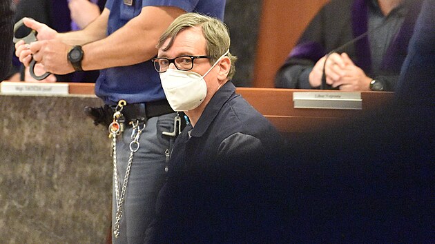 M�stsk� soud v Brn� vyhov�l ��dosti o podm�n�n� propu�t�n� exhejtmana St�edo�esk�ho kraje Davida Ratha. Ve v�znici v Brn�-Bohunic�ch si odpyk�v� sedmilet� trest za korupci, odsed�l si polovinu trestu. Na svobodu v�ak zat�m nep�jde. (9. listopadu 2021)