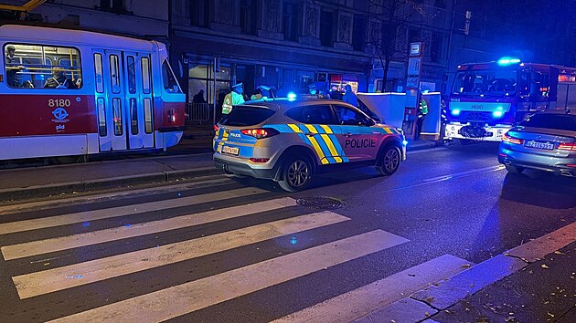 U zastvky tramvaje v Jen ulici srazilo osobn auto chodce, ten i pes pomoc zchran stet nepeil. idi, kter chodce srazil, z msta inu ujel. (2. listopadu 2021)
