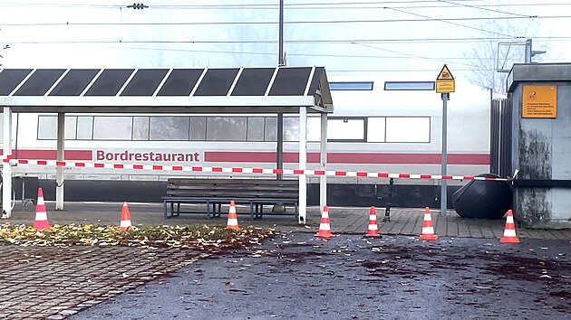 V n�meck�m rychlovlaku ICE z �ezna do Norimberku pobodal v sobotu dopoledne mu� cestuj�c�, policie ho na m�st� zatkla.(6. listopadu 2021)