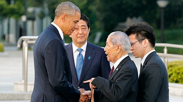 Peiv atomovho toku na Hiroimu Sunao Tsuboi pi setkn s tehdy adujcm prezidentem USA Barackem Obamou pi nvtv Hiroimy. (27. kvtna 2016)
