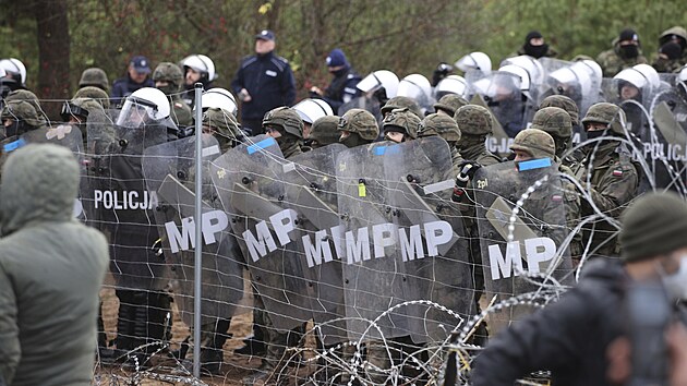 V pondl se pokusilo pekonat zbrany na blorusko-polsk hranici dosud nejvt mnostv migrant. (8. listopadu 2021)