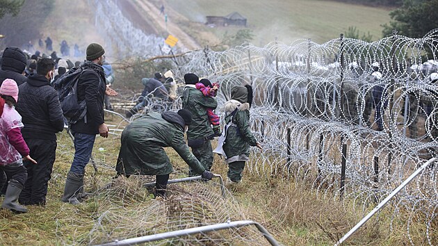 V pondl se pokusilo pekonat zbrany na blorusko-polsk hranici dosud nejvt mnostv migrant. (8. listopadu 2021)