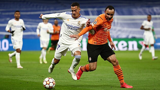 Lucas Vzquez z Realu Madrid se sna udret m ped Ismailym ze achtaru Donck.