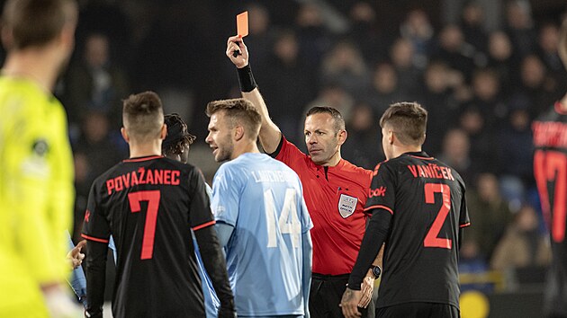 Rozhod Orel Grinfeeld udluje ervnou kartu Stephenu Odeyovi z Randers v utkn s Jabloncem.