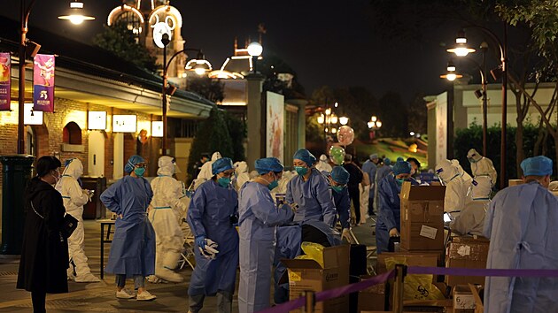 ady zavely anghajsk Disneyland jen kvli jednomu ppadu koronaviru. Uvznily tak skoro 34 tisc lid, kter nepropustily, dokud je vechny neotestovaly. (31. jna 2021)