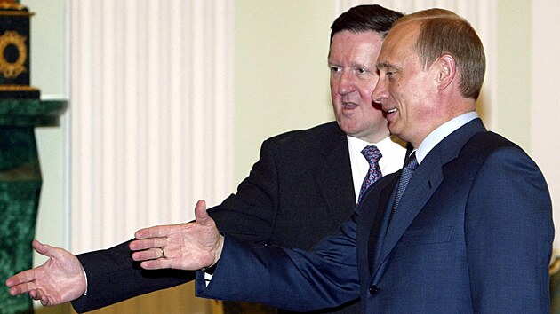 Rusk prezident Vladimir Putin po boku bvalho generlnho tajemnka Severoatlantick aliance George Robertsona, podle nho f Kreml vyjdil pn se pidat k NATO. (13. kvtna 2003)