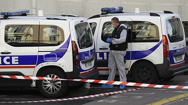 V Cannes napadl tonk policistu, zranil ho noem. (8. listopadu 2021)