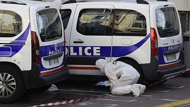 V Cannes napadl tonk policistu, zranil ho noem. (8. listopadu 2021)