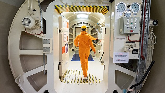 Pracovnci se pipravuj na odstaven jadern elektrrny Grohnde v Dolnm Sasku. (23. z 2021)
