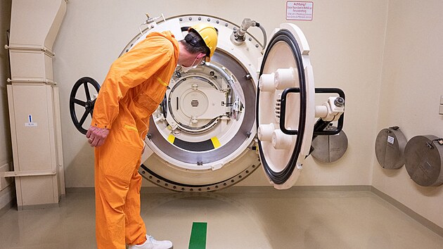 Pracovnci se pipravuj na odstaven jadern elektrrny Grohnde v Dolnm Sasku. (23. z 2021)