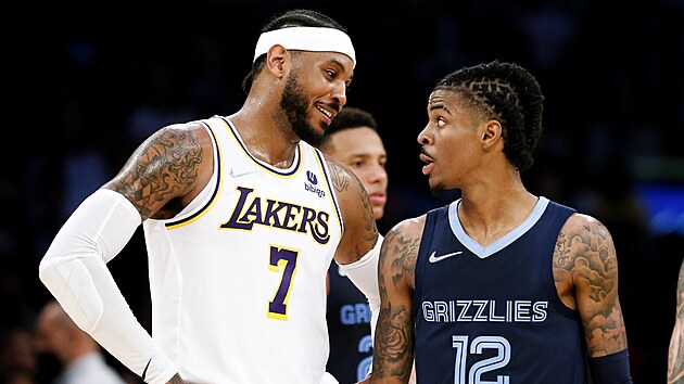 Carmelo Anthony z LA Lakers v diskuzi s Ja Morantem z Memphisu.