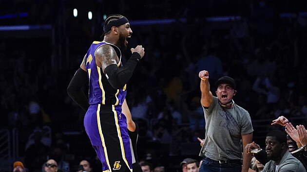 Carmelo Anthony z LA Lakers slav trojku v utkn s Clevelandem.