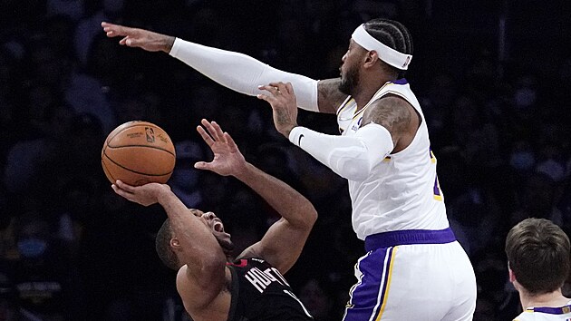 Carmelo Anthony z LA Lakers blokuje houstonskho Erica Gordona.