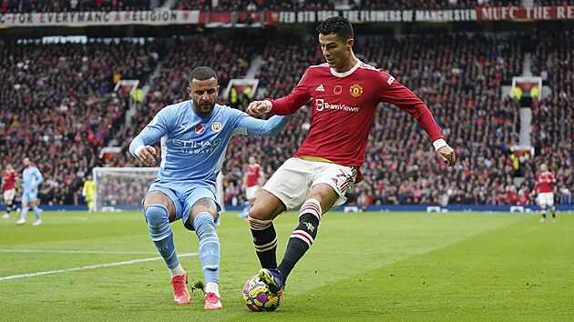Kyle Walker z Manchesteru City v souboji o m s Cristianem Ronaldem z Manchesteru United v 11. kole Premier League.