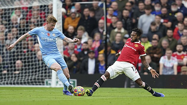 Kevin De Bruyne z Manchesteru City atakovan Fredem z Manchesteru United.