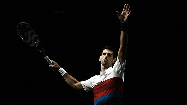 Novak Djokovic ped semifinlovm zpasem turnaje Masters v Pai proti...