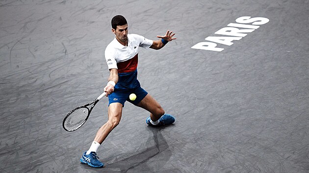 Novak Djokovi se odehrv m v semifinle turnaje Masters v Pai proti Hubertu Hurkaczovi.