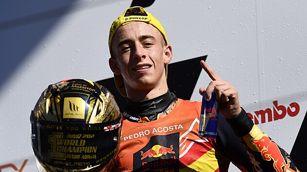 Jezdcec Moto3 Pedro Acosta pzuje se zlatou helmou pro vtze Grand Prix Algarve.