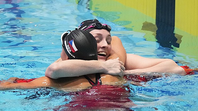 Mistryně a vicemistryně. Evropská šampionka Marrit Steenbergenová se po finálové plavbě objímá se stříbrnou Barborou Seemanovou.