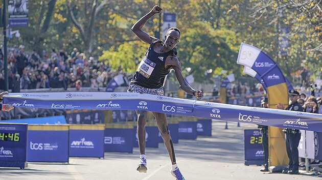 Albert Korir protn stylov clovou psku newyorskho maratonu.