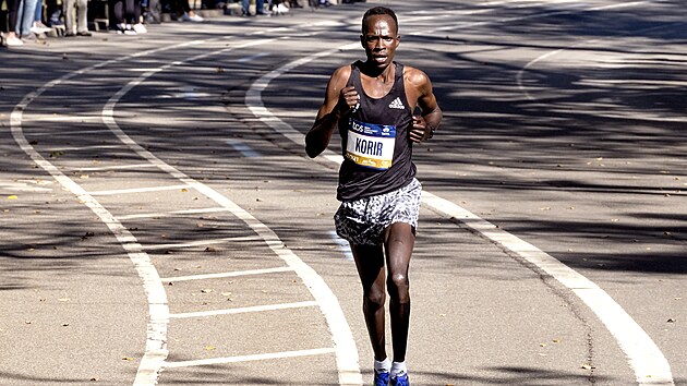 Albert Korir na trati newyorskho maratonu.