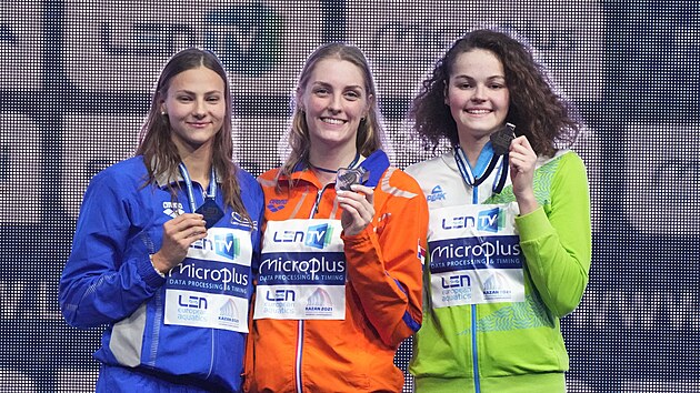 Nejlep plavkyn Evropy na 200 metr volnm stylem. Zlat Marrit Steenbergenov (uprosted), vicemistryn Barbora Seemanov (vlevo) a tet Katja Fainov.