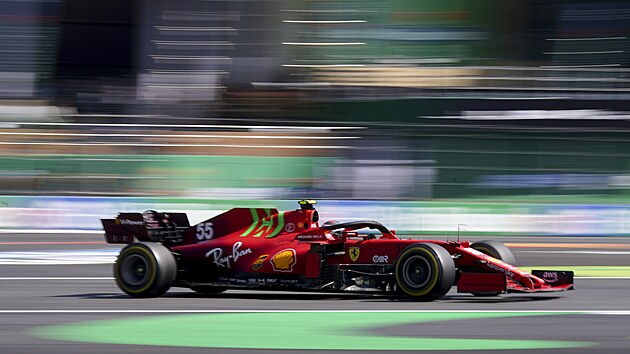 Carlos Sainz z Ferrari bhem Velk ceny Mexika.
