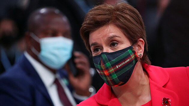 Ve skotském Glasgow se koná klimatická konference COP 26. Na snímku se zdraví kanadský premiér Justin Trudeau se skotskou premiérkou Nicolou Sturgeonovou. (1. listopadu 2021)