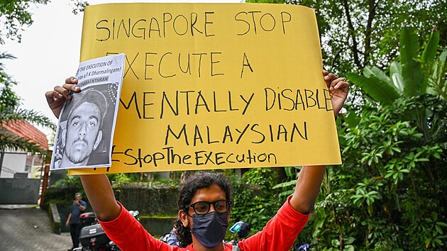 Singapur chce popravit mentln zaostalho Malajsijce Nagaenthrana Dharmalingama za to, e ped vce ne dekdou do zem paoval necelch padest gram heroinu. Na muovu podporu demonstrovali lid v malajskm Kuala Lumpuru. (3. listopadu 2021)